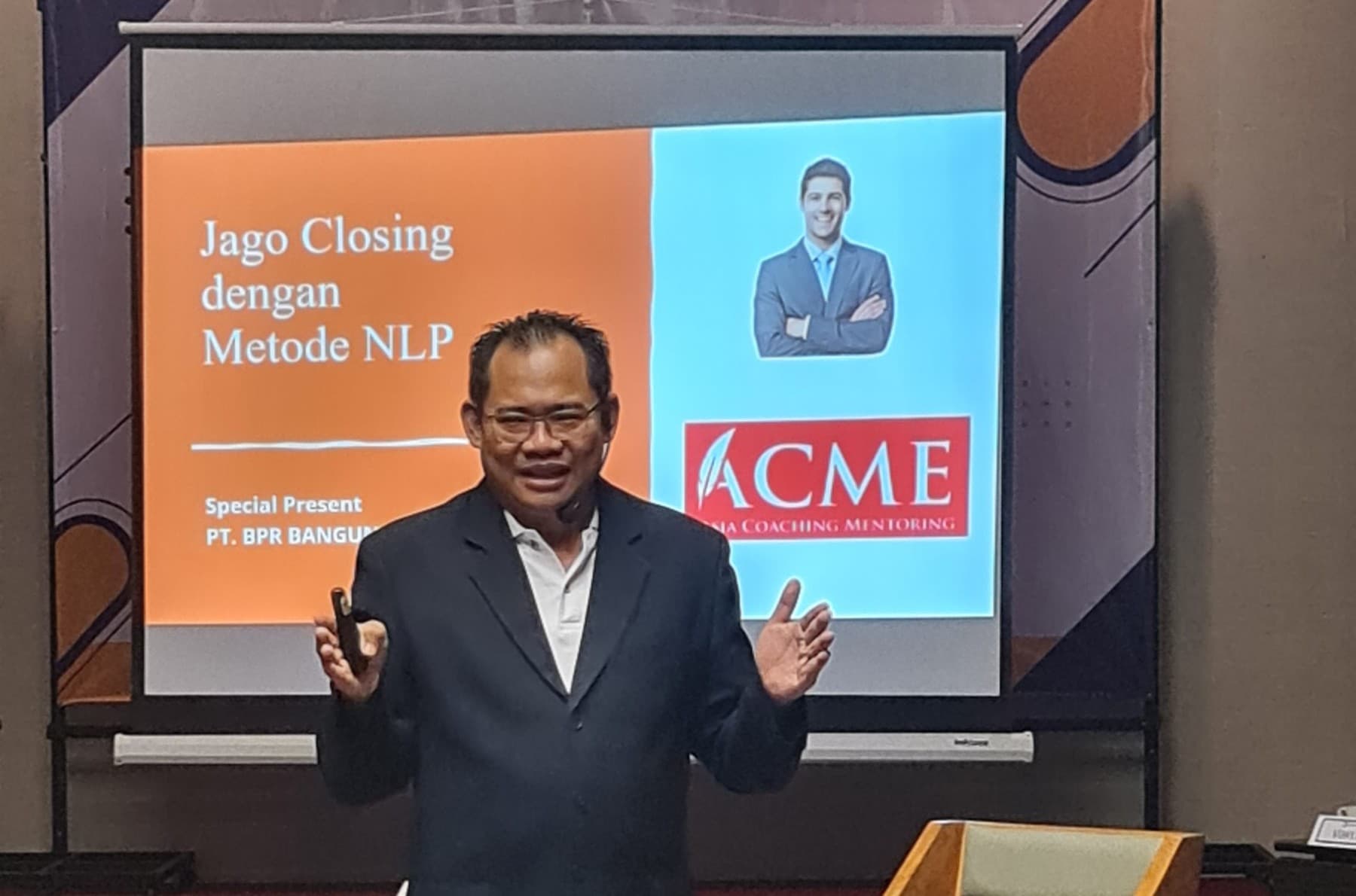 Putu Putrayasa membawakan sesi closing dengan metode NLP